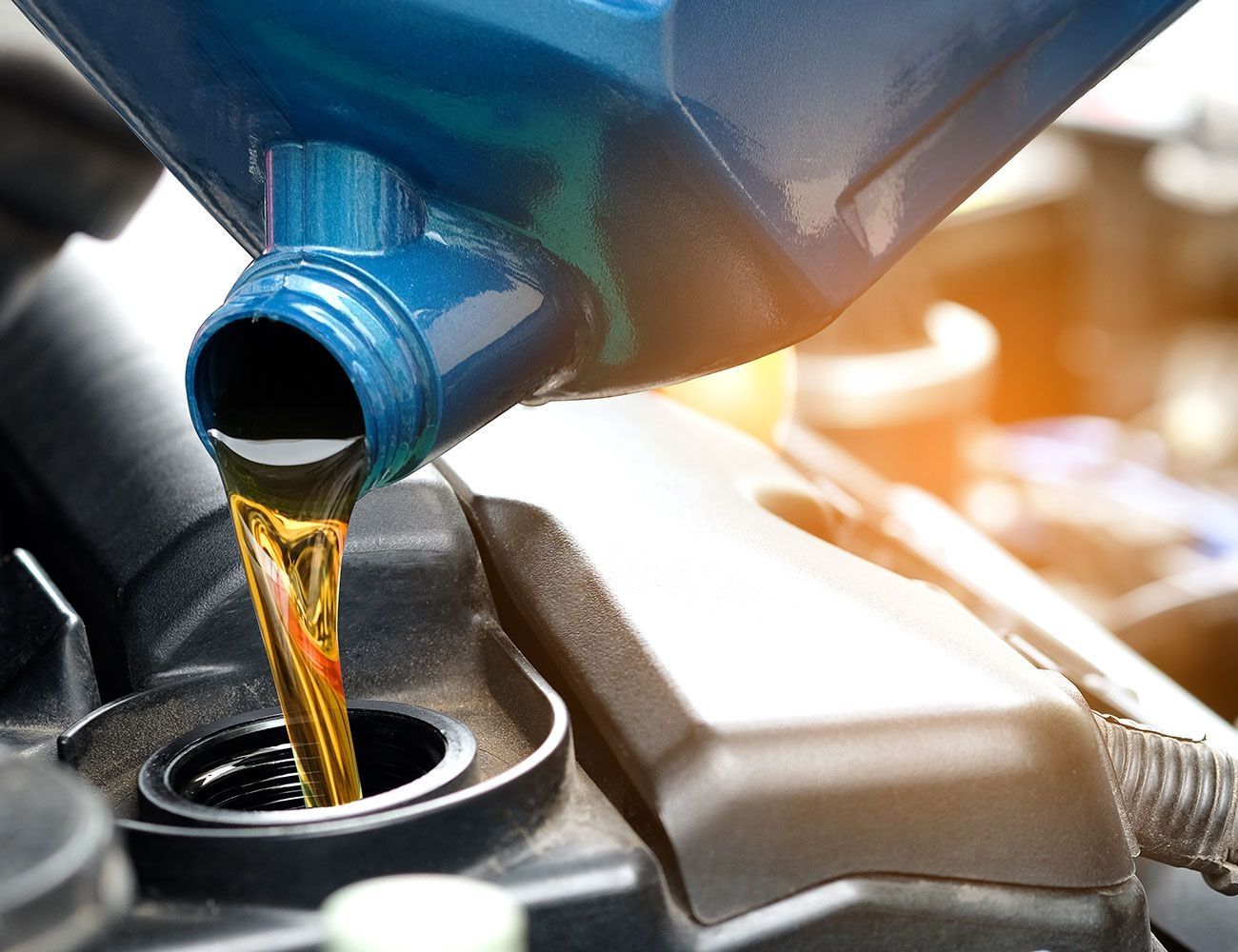 Öl wird in den Motor gefüllt